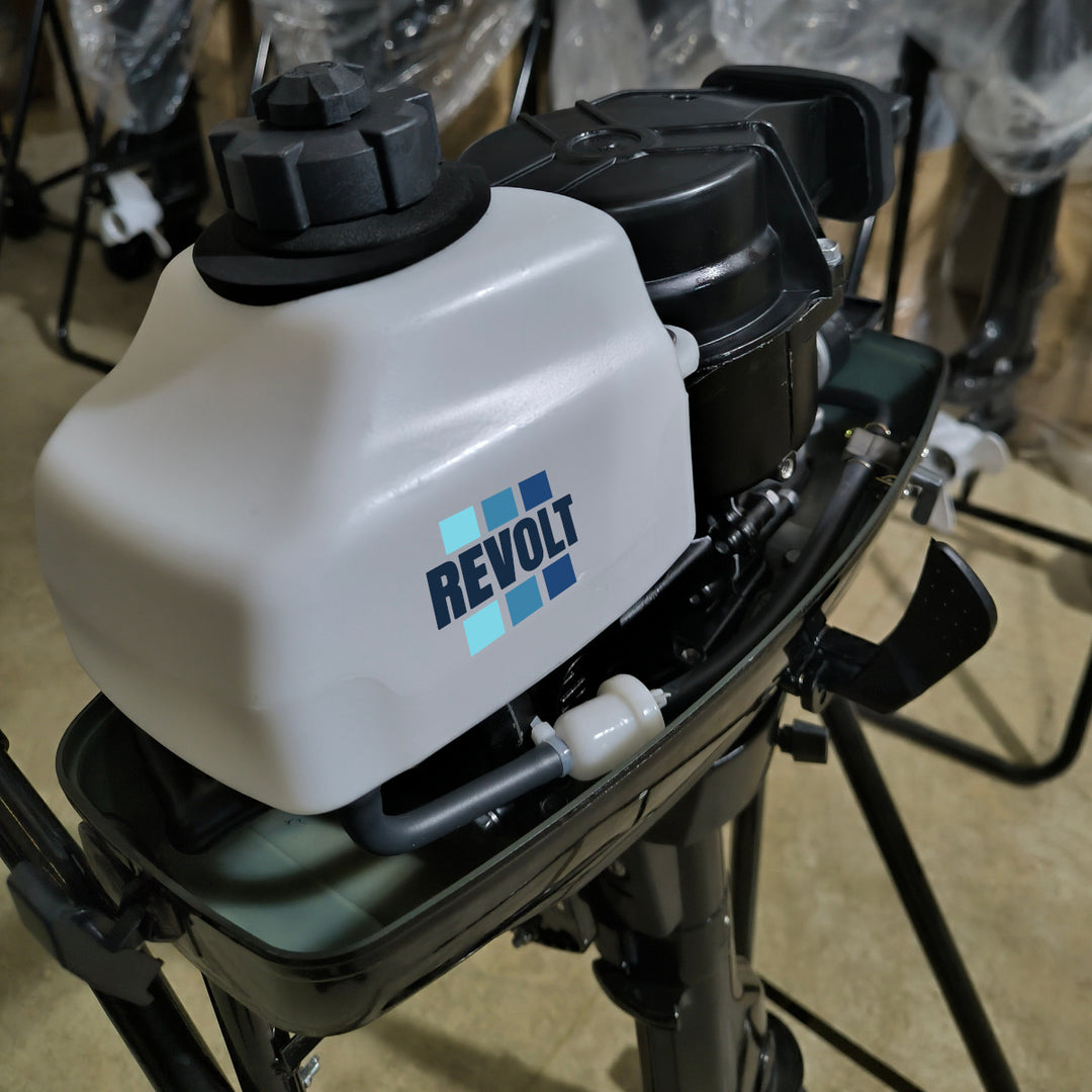 Motor Fuera de Borda Revolt 4HP a 2 Tiempos con Tanque Interno de 1.4L