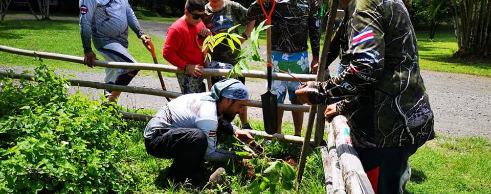 Disfrutan la Pesca, Siembran Árboles y Cuidan los Ríos