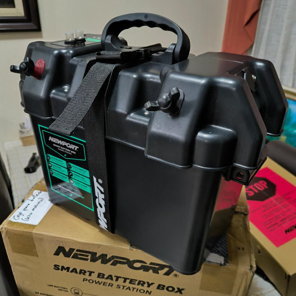Caja para Batería Newport Vessels con Puerto USB, Cigarro y Breakers - Grupo 24 y 27